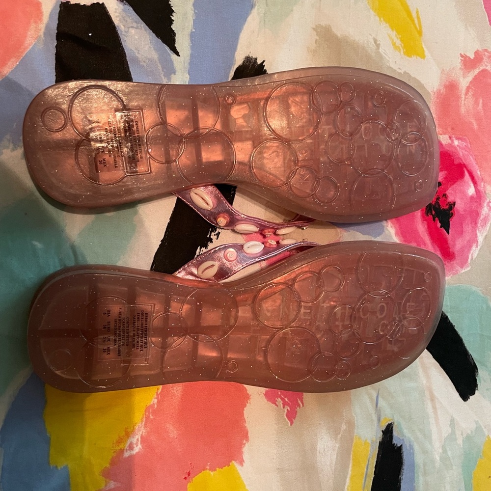 Kenneth Cole Reaction Shell Flip Flops - Picture 3 of 5